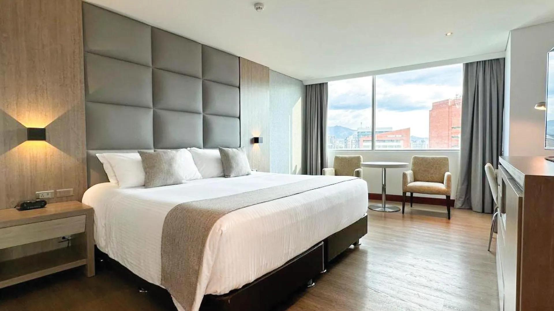 Hotel San Fernando Plaza ميديلين